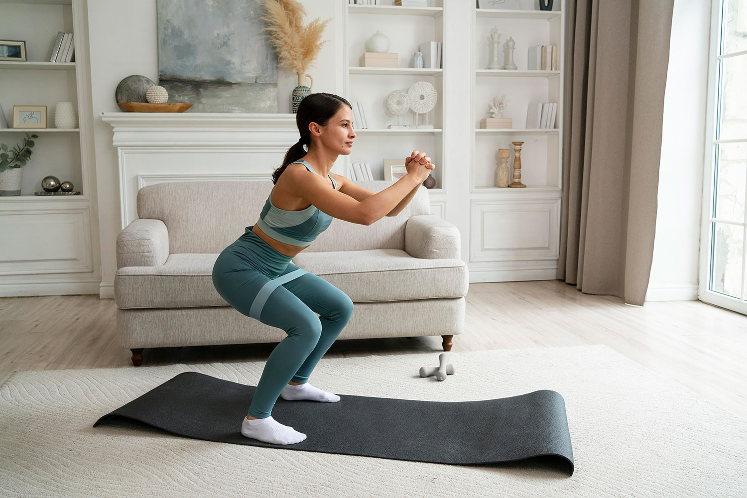Tres ejercicios para hacer por la mañana en casa que ayudan a activar nuestro cuerpo