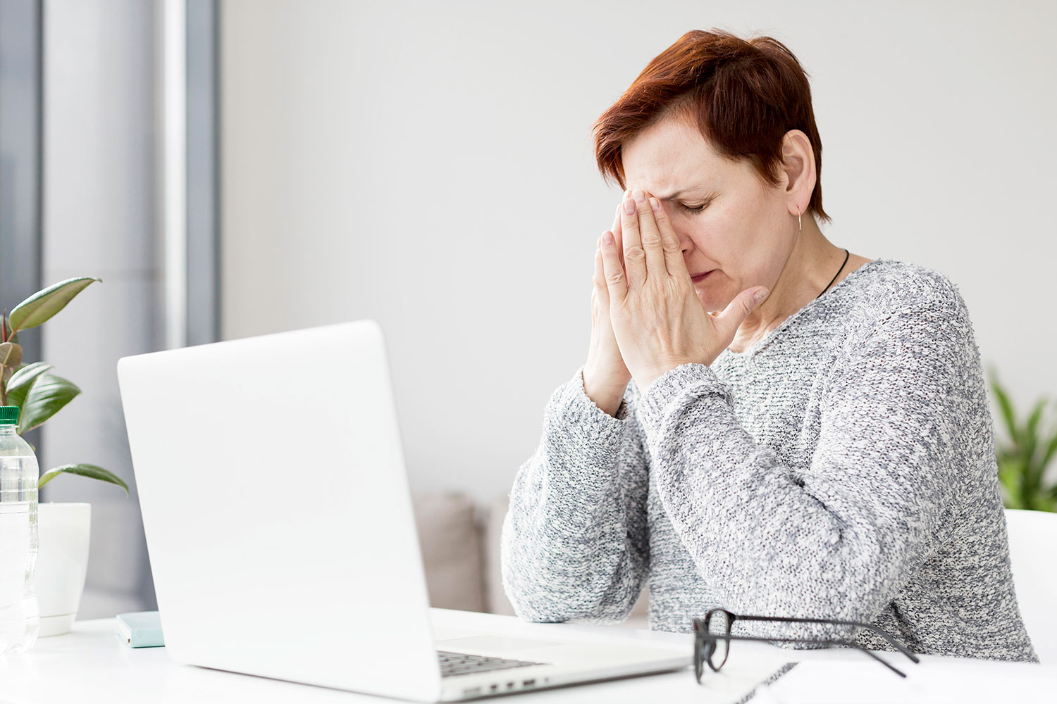 Un estudio revela que sentirse cansado durante el día podría ser un signo de demencia