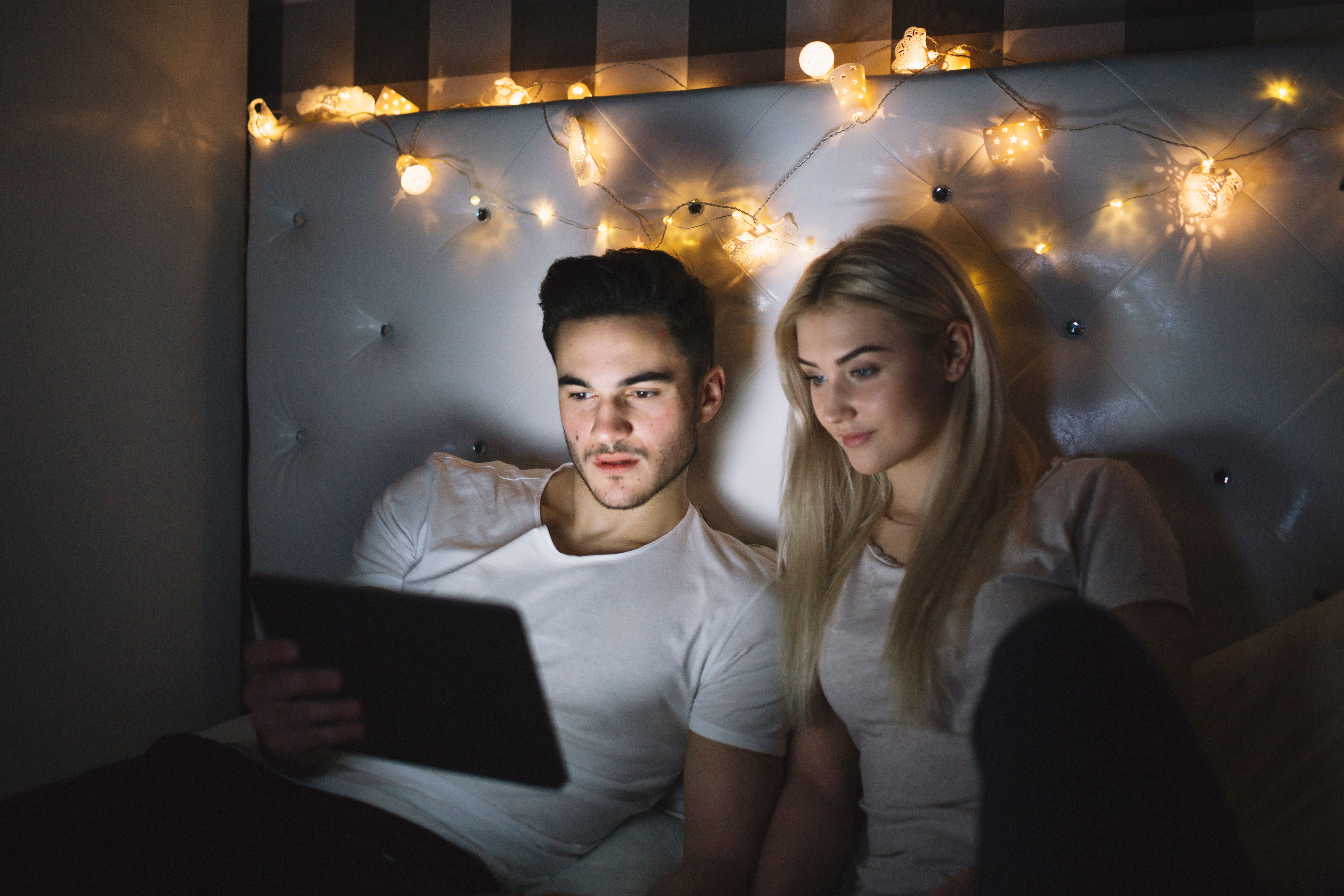 Explican cómo la luz artificial nocturna daña la salud cerebral