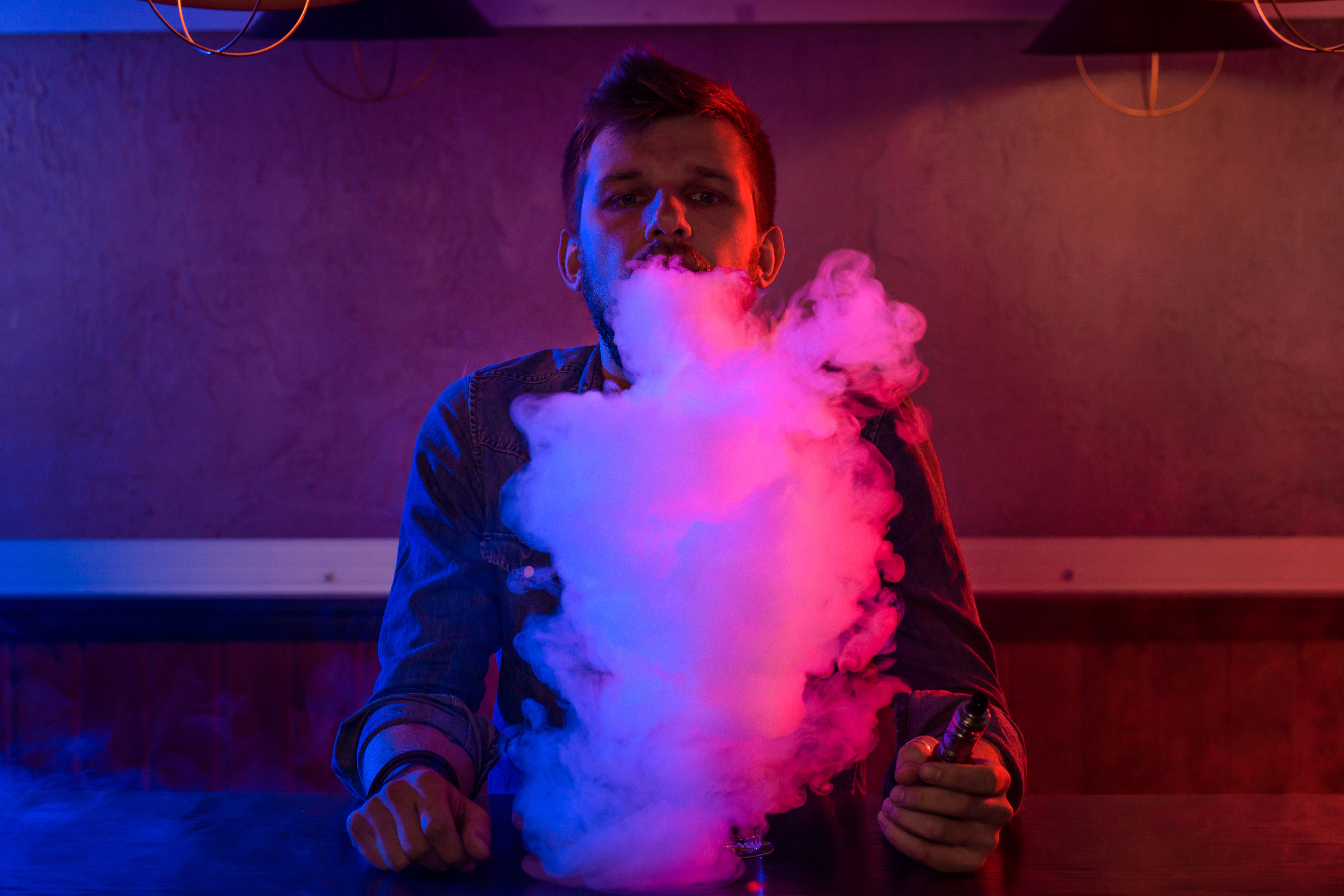 Algunos cigarrillos electrónicos desechables liberan más plomo en un día que 20 paquetes de tabaco convencional